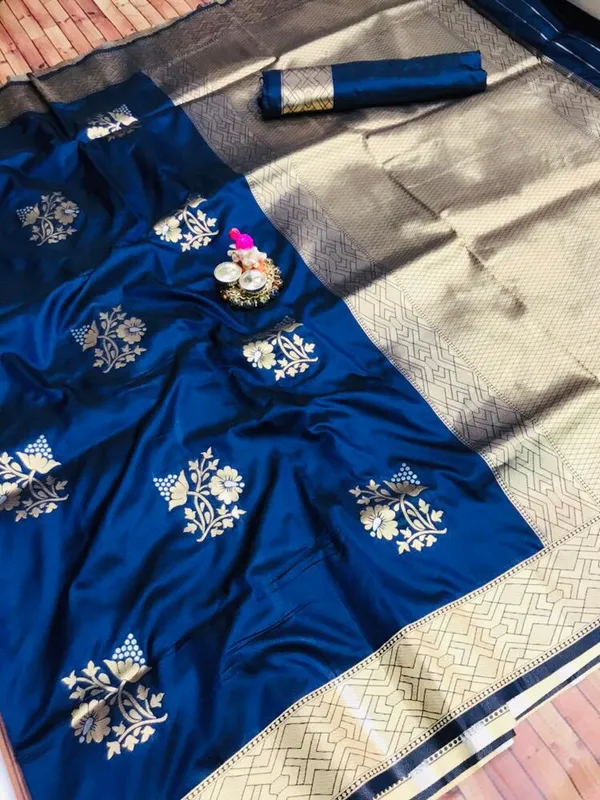 Navy_Blue_Kanchipuram_Silk_Saree_With_Rich_Pallu_And_Unstiched_Blouse_Piece.
